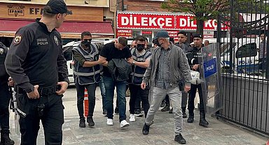 'Kelime-i Tevhid' yazılı bayrakla yürüyen şahsa küfür ve müdahale eden şüpheli adliyeye sevk edildi