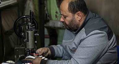 4 metrekarelik dükkanda 32 yıldır ayakkabı tamir ediyor