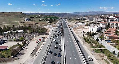 43 ilin geçiş güzergahında trafik yoğunluğu: Tatilciler yollara akın etti