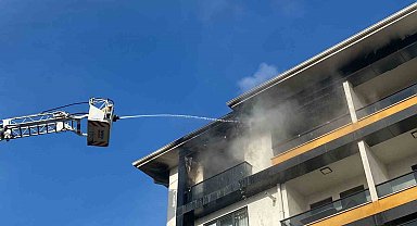 5 katlı apartmanın en üst katında yangın çıktı