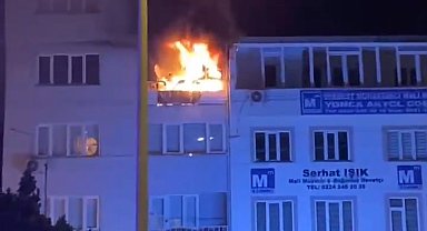 5 katlı binanın 3.katı alev alev yandı