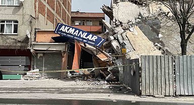 5 katlı iş merkezi, tek darbede yerle bir oldu
