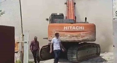 5 katlı okulun yıkımı esnasında yaşanan panik kamerada