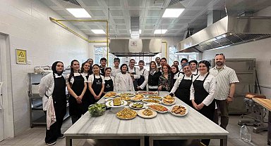 6 yabancı öğrenci, Türk aşçı adayları ile yemek yaptı