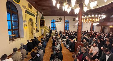 692 yıllık ecdat yadigarı camide bayram namazı : Kılıçla hutbe geleneği yaşatıldı