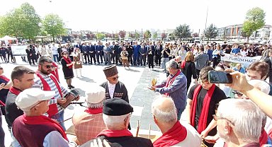 70'lik delikanlıların dansı ilgi çekti