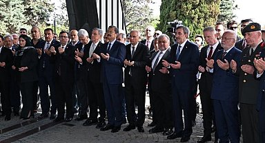 8. Cumhurbaşkanı Turgut Özal vefatının 31. yıl dönümünde kabri başında anıldı