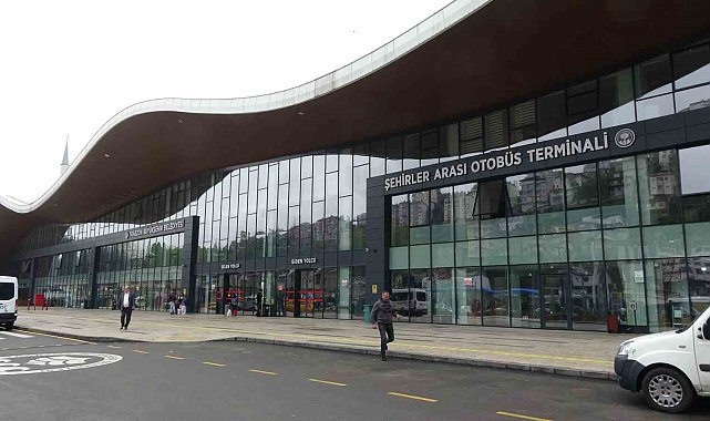 9 günlük resmi tatilin son gününde Trabzon Şehirlerarası Otobüs Terminali'nde yoğunluk yaşandı