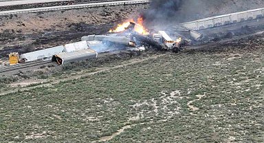 ABD'de raydan çıkan yük treni alev aldı