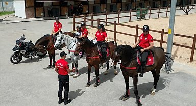 Adana'da engelli çocuklar polis araçlarına ve ata bindi
