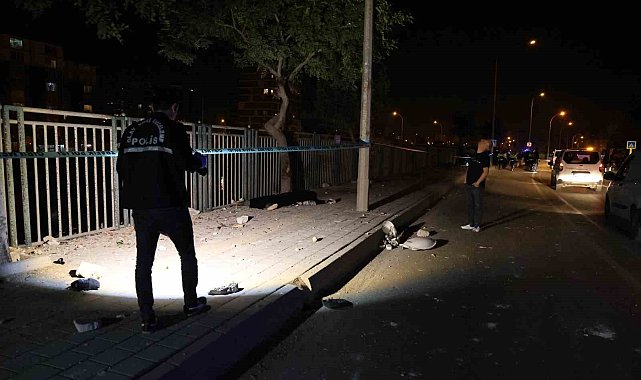 Adana'da feci kaza... Kontrolden çıkan motosiklet kaldırıma çarpıp sürüklendi: 2 ölü