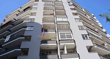Adana'da hasarlı binaya giren hırsız çarşafları sarkıtıp inerken düşerek öldü