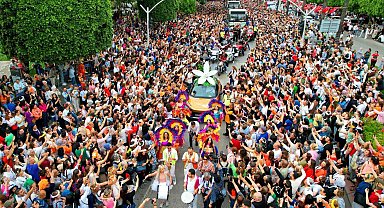 Adana'da karnaval korteji renkli görüntülere sahne oldu