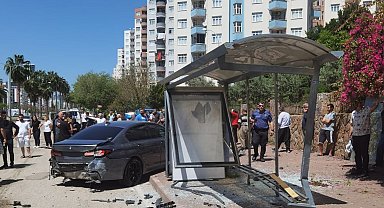 Adana'da lüks otomobil otobüs durağına çarptı: 7 yaralı