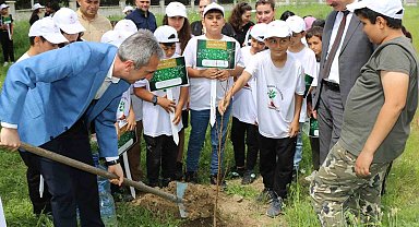 Adana'da okul bahçesine meyve fidanı dikildi