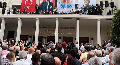 Adana'da yeniden seçilen Zeydan Karalar, mazbatasını aldı