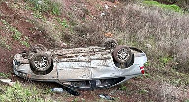 Adıyaman'da otomobil şarampole yuvarlandı: 2 yaralı