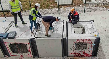AFAD, Antalya'da oluşturulan temsili enkaz alanında gönüllü arama kurtarma ekibi yetiştiriyor