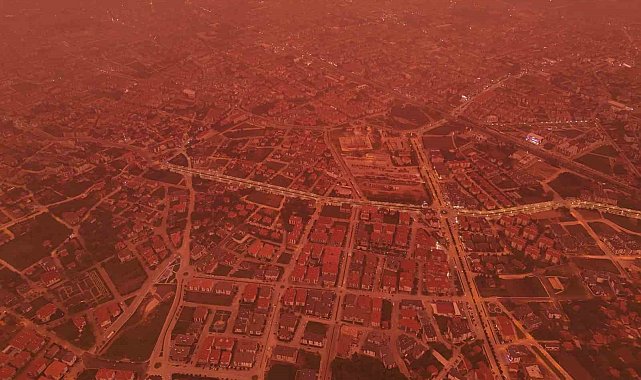 Afrika'dan gelen toz nedeniyle Bolu'da gökyüzü kırmızı, mor ve sarı renklerine büründü