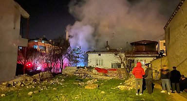 Afyonkarahisar'da iki katlı binada çıkan yangın korkuttu