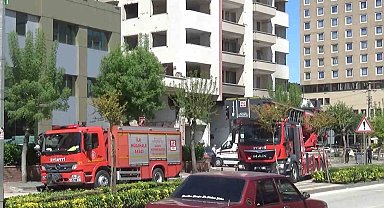 Ağır hasarlı binada intihar etmek isteyen şahsı ekipler kurtardı