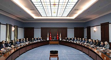 AK Parti MYK'sı Cumhurbaşkanı ve AK Parti Genel Başkanı Recep Tayyip Erdoğan'ın başkanlığında başladı.
