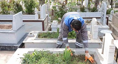 Aksaray'da belediye ekipleri mezarlıkları bayrama hazırlıyor