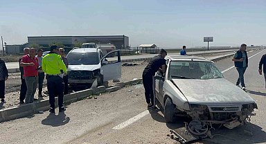 Aksaray'da iki araç kavşakta çarpıştı: 2 hafif yaralı