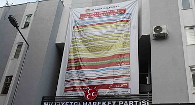 Alanya Belediyesi'nin borç bakiyesi afişine MHP'den alacak kalemli afişle cevap