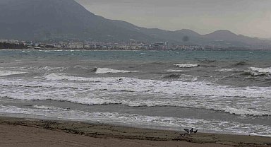 Alanya sahilinde şiddetli rüzgar denizde dalgalar oluşturdu