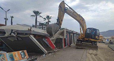 Alanya sahilindeki barakalar yıkıldı
