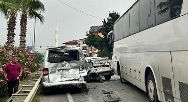 Alanya'da 4 araçlı zincirleme kaza