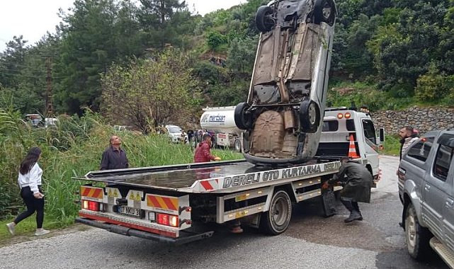 Alanya'da şarampole yuvarlanan araç hurdaya döndü