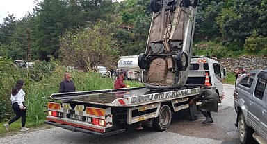 Alanya'da şarampole yuvarlanan araç hurdaya döndü