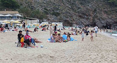 Alanya'da vatandaşlar bayramın 3'üncü gününü plajda geçirdi