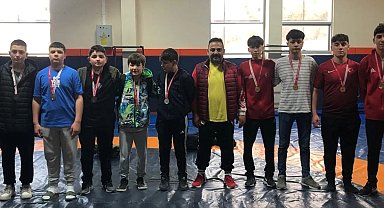 Alaplılı güreşçiler minderde altın madalyaya hazırlanıyor