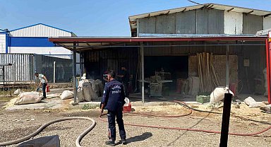 Alaşehir'deki ahşap fabrikasında çıkan yangın korkuttu