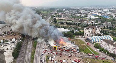 Alev alev yanan market havadan görüntülendi