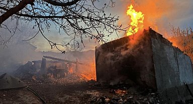 Alevlere teslim olan ev küle döndü