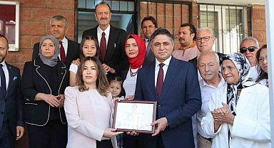 Aliağa Belediye Başkanı Serkan Acar mazbatasını aldı