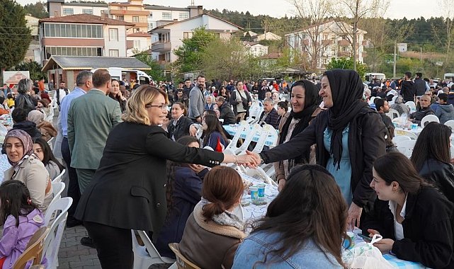 Altınova'da 4 bin kişilik iftar sofrası kuruldu