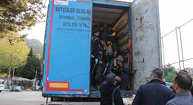 Amasya'da bakır yüklü tırda 64 kaçak göçmen yakalandı