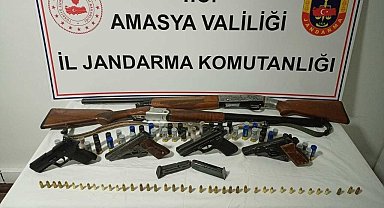 Amasya'da gazinoya operasyonda 6 ruhsatsız silah ele geçirildi: 6 gözaltı