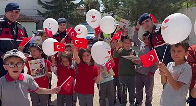 Amasya'da jandarmalar öğrencilere bayram sevinci yaşattı