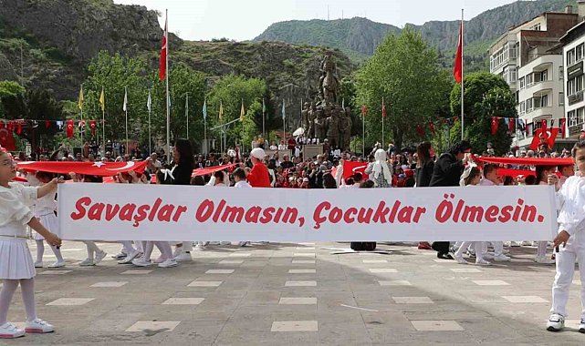 Amasyalı çocuklar 23 Nisan töreninde pankart açtı: 'Savaşlar olmasın, çocuklar ölmesin'