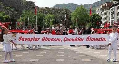 Amasyalı çocuklar 23 Nisan töreninde pankart açtı: 'Savaşlar olmasın, çocuklar ölmesin'