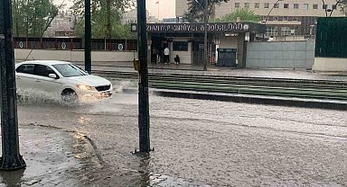 Aniden bastıran sağanak yağış sürücülere zor anlar yaşattı