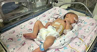 Annesi kazada ölüp sezaryenle dünyaya gelen bebek hayata tutundu