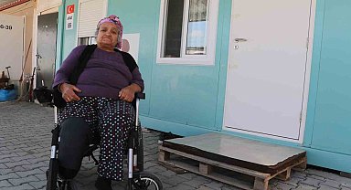 Annesini ve bacağını depremde kaybeden kadın, protez bacağıyla hayata tutundu