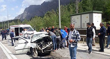 Antalya- Isparta karayolunda 2 araç birbirine girdi: 1 ölü, 7 yaralı